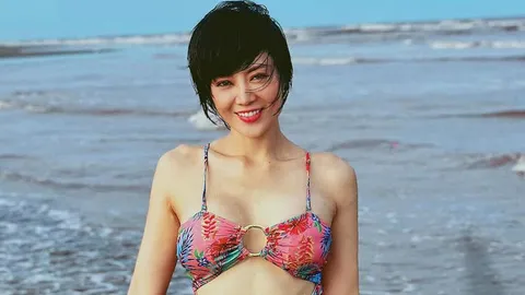 Thanh Hương 'Cuộc đời vẫn đẹp sao' diện bikini sặc sỡ, cut-out đầy hiểm hóc