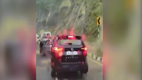 Clip: Hãi hùng tảng đá rơi xuống đè nát ô tô dưới chân núi