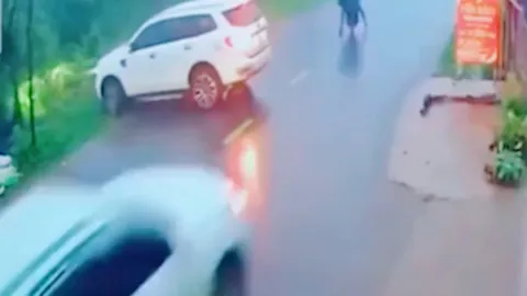 Clip: Lùi xe khó hiểu đâm bay xe phía sau