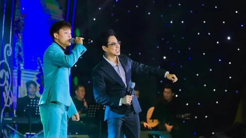 Bị 'quay lén' từ trong cánh gà: Hồ Văn Cường có 'lép vế' khi hát cùng Ngọc Sơn?