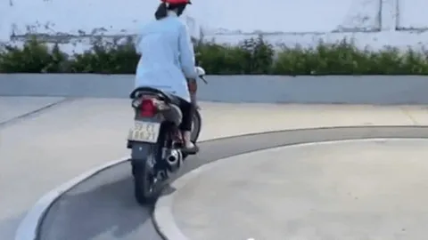 Clip: Cô gái đi chưa hết nửa vòng số 8 đã bị đánh trượt