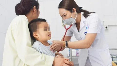 Người lớn bất cẩn, bé trai 2 tuổi nhập viện khẩn vì uống phải thứ này