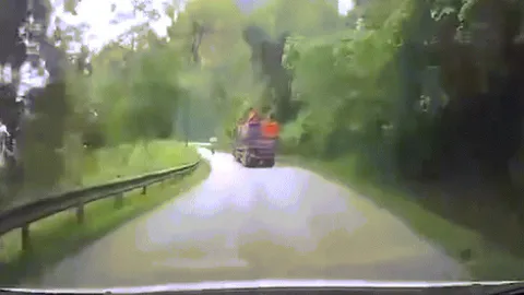Clip: Ô tô vượt ẩu đường đèo, gây tai nạn liên hoàn