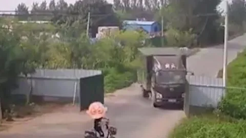 Clip: Thót tim xe điện thoát nạn trong tích tắc tránh xe tải