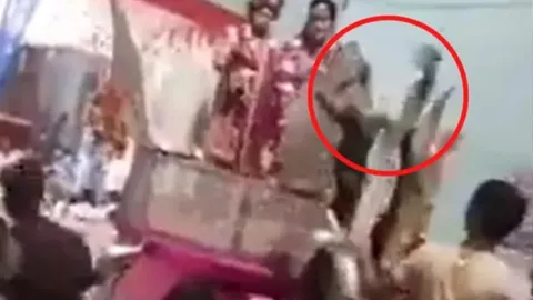 Mẹ chồng lao lên sân khấu, rút dép đánh cô dâu, nguyên nhân gây bất ngờ