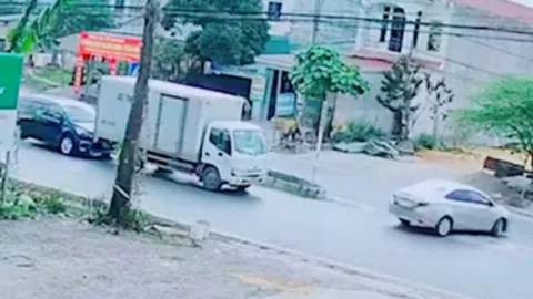 Clip: Ô tô quay đầu bất ngờ gây ra tai nạn liên hoàn