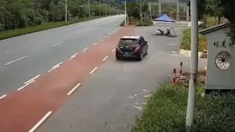 Clip: Ô tô lao vun vút đâm xuyên quầy bán hàng dựng lều ở đường