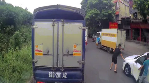 Clip: Tài xế nhầm chân ga, chân phanh khiến ô tô đâm thẳng vào xe tải