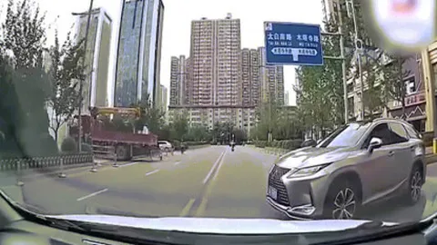 Clip: Phụ nữ lái ô tô đâm bay xe máy, to tiếng "đổ lỗi" cho xe khác
