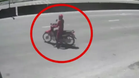 Clip: Xe máy bị kẹt giữa đường tàu, cô gái thoát nạn trong tíc tắc