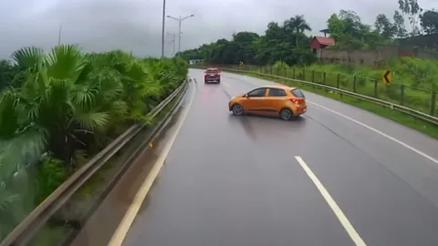 Clip: Ô tô đột ngột quay đầu trên cao tốc suýt va chạm xe khác