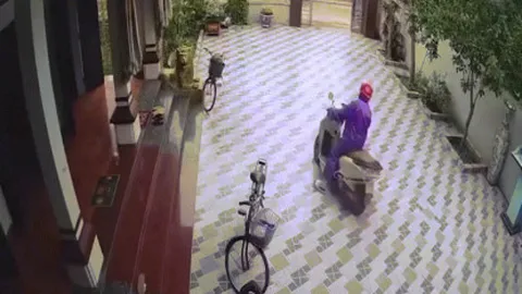 Clip: Sân nhà bất ổn và những pha drift "dở khóc dở cười"