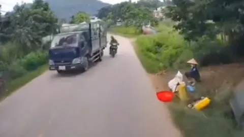Clip: Thót tim xe máy đánh lái tránh ô tô suýt đâm vào người bán hàng