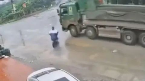 Clip: Xe tải phanh "cháy lốp" tránh va chạm xe đạp điện đi ẩu