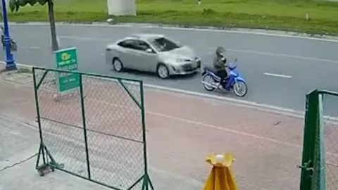 Clip: Xe máy đứng sát lề đường vẫn bị ô tô đâm