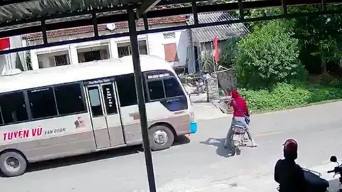 Clip: Ninja quay đầu xe lao ra giữa đường suýt bị xe khách đâm