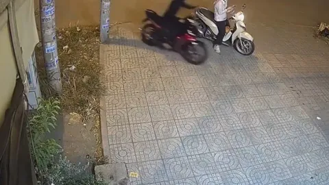 Clip: Cô gái "đứng hình" khi bị thanh niên xe máy giật điện thoại