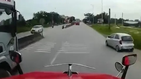 Clip: Ô tô nhập làn "như chỗ không người" khiến xe tải phanh "cháy bánh"