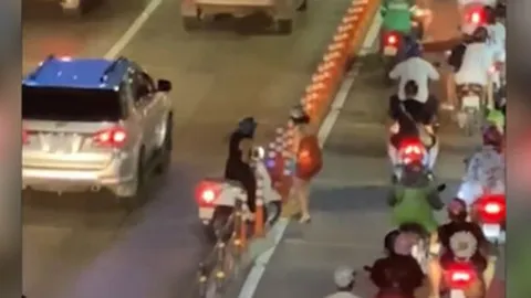 Clip: "Dở khóc dở cười" hai cô gái đi xe máy vượt dải phân cách hầm Thủ Thiêm