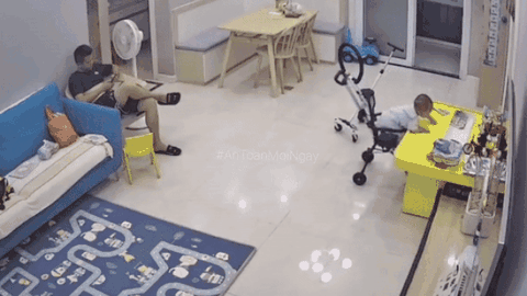 Khoảnh khắc bé trai chới với sắp rơi xuống đất, diễn biến phía sau càng thót tim