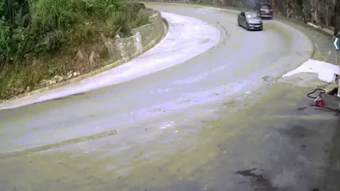 Clip: Ô tô va chạm, tài xế xuống giải quyết quên kéo phanh tay và cái kết