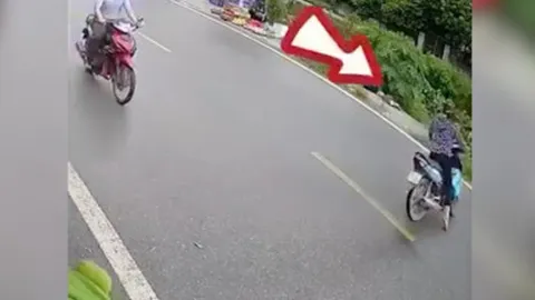 Clip: Hy hữu xe máy sang đường quan sát tỉ mỉ vẫn lao xuống mương