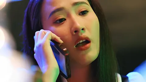 Làng Trong Phố tập 22: Nhung mượn rượu tán tỉnh Hiếu, Hoài bất tỉnh tại chỗ làm