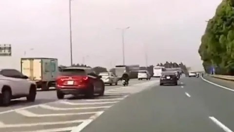 Clip: Ô tô vượt ẩu đè lên vạch xương cá, suýt đâm xe máy