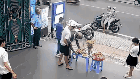 Màn 'giật cô hồn' Rằm tháng 7 được dân tình khen ngợi văn minh, lịch sự
