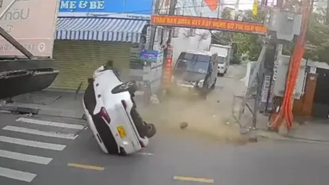 Clip: Thót tim ô tô va chạm cột điện lật nghiêng xe