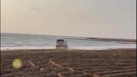 Clip: Fortuner drift trên bãi biển và cái kết lật ngửa