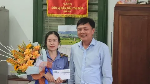 Nhân viên gác chắn hành động dũng cảm cứu người gặp nguy trước mũi tàu lửa
