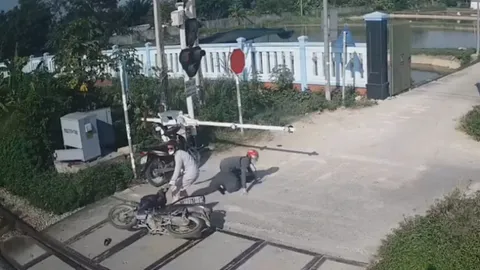 Clip: Ngao ngán xe máy cố vượt rào chắn, suýt bị tàu hỏa đâm