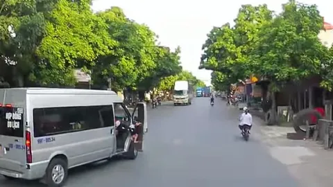 Clip: Hãi hùng ô tô đang chạy, trẻ em đu cửa phụ suýt rơi khỏi xe