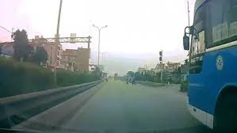Clip: Xe máy sang đường ẩu khiến ô tô phanh "cháy đường"