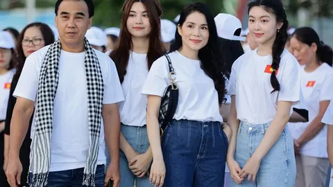Hai ái nữ nhà MC Quyền Linh khoe nhan sắc ngọt ngào qua 'cam thường'