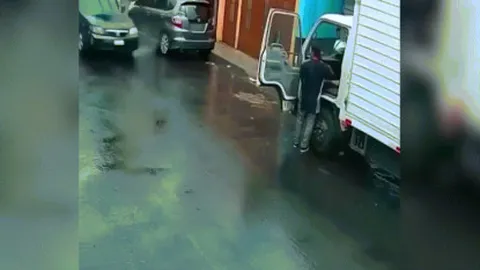Clip: Tài xế "méo mặt' khi ô tô va chạm cánh cửa xe