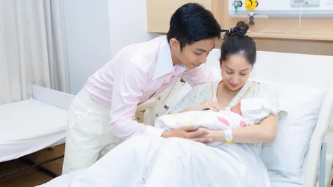 Khánh Thi vừa hạ sinh con thứ ba, hé lộ hình ảnh đầu tiên của nhóc tỳ