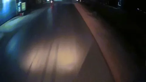 Clip: Xe máy sang ẩu gặp ô tô phóng nhanh suýt đâm vào nhau