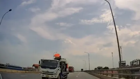 Clip: Thót tim xe tải vượt ẩu lấn làn trên cao tốc