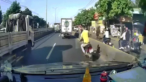 Clip: Xe máy lạng lách đánh võng thoát chết thần kỳ khi va chạm với 2 ô tô