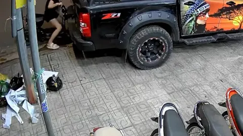 Clip: Cô gái mải điện thoại đâm thẳng vào đuôi xe bán tải