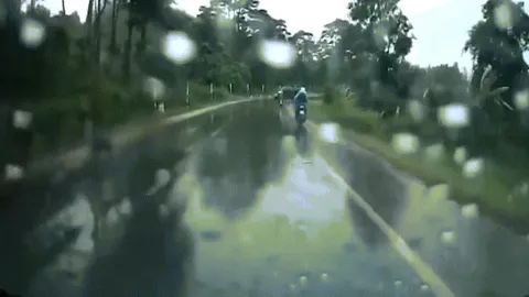 Clip: Xe Transit vào cua tốc độ cao rồi drift trên đường như phim hành động