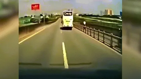 Clip: Pha đánh lái tránh container khiến ai cũng "thót tim"