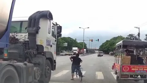 Clip: Xe đạp thoát nạn may mắn khi đi vào góc "tử thần" của xe bồn