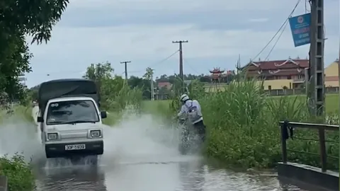 Clip: "Bác tài" thiếu tinh tế khiến cậu học sinh ướt sũng