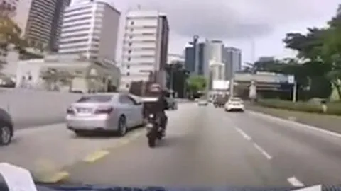 Clip: Xe máy ngã ra đường vì ô tô phanh gấp để "trả thù"