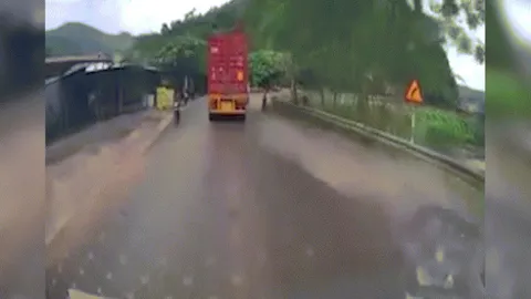 Clip: Xe đạp thoát nạn khi container ôm cua suýt "nuốt" vào gầm