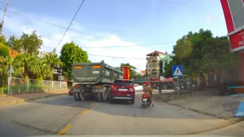 Clip: Xe tải lấn làn, vượt ẩu rẽ phải va chạm ô tô