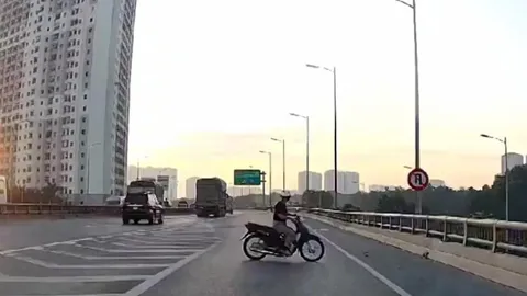 Clip: Ô tô suýt "gặp họa" vì xe máy ngang nhiên lên đường vành đai